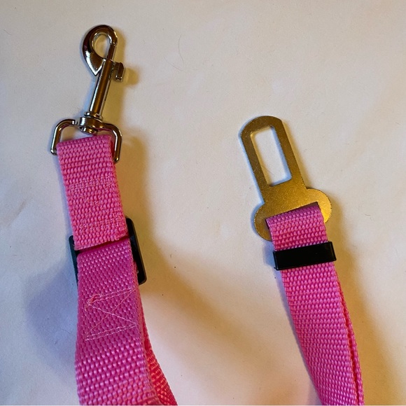 Seatbelt Leash for your Dog’s Safety - Picture 3 of 3